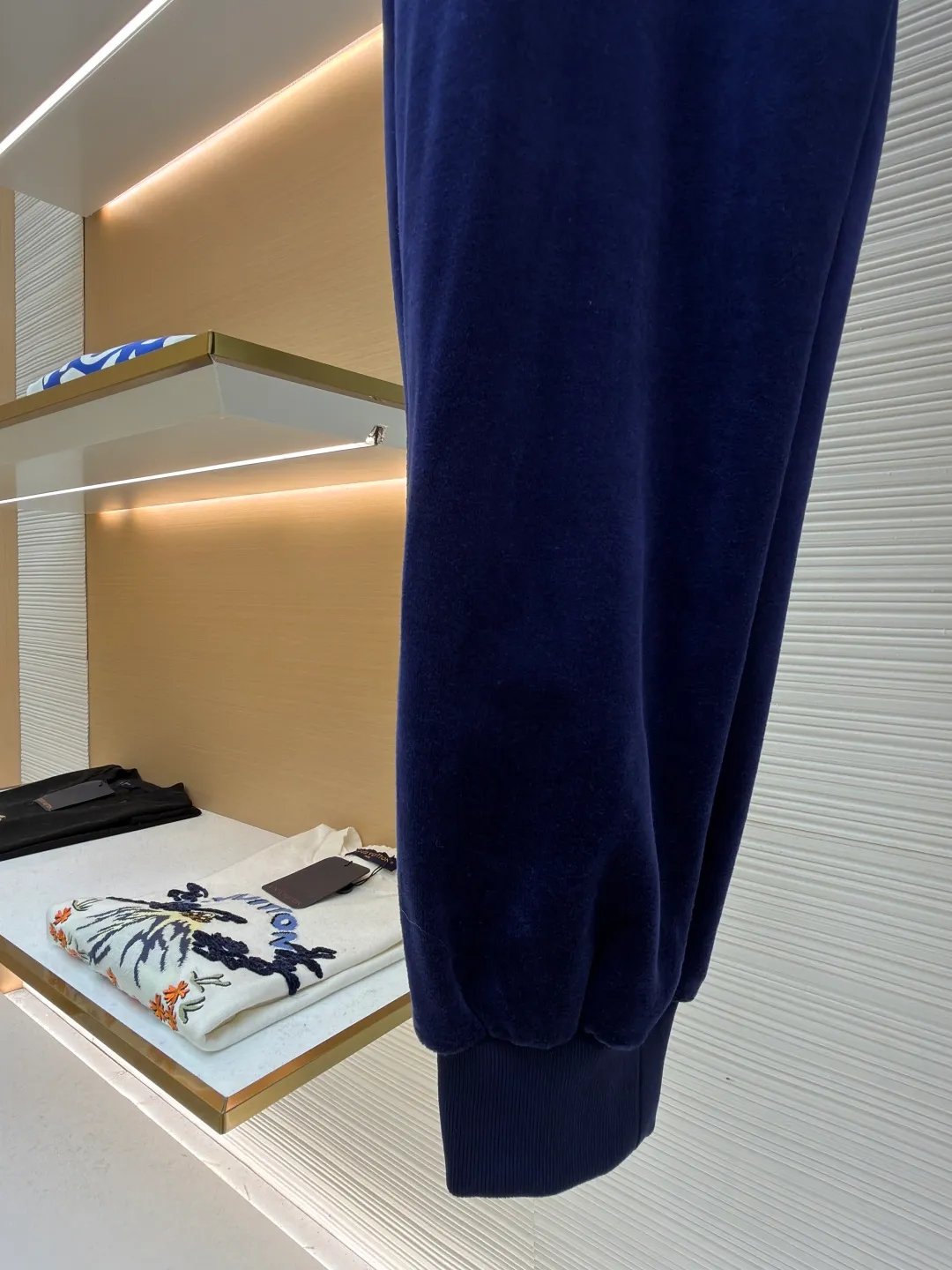 LOUIS VUITTON velvet solid color drawstring straight knitted sweatpants ●Original version: Purchased and developed by 16793 ●Item number: 1682160-B25 ●Fabric: velvet fabric ●Technology: knitting ●Color: navy blue ●Version: fitted version ●Weight: about 470 grams ●Size: S-M-L-XL ●Description: This navy blue leggings sweatpants are made of high-end velvet fabric. The cotton base is blended with polyester fiber treated by combing process, which makes the fabric have a soft and skin-friendly touch and practical performance of not easy to pilling and anti-wrinkle. The suede surface shows a delicate and uniform luster. Every inch of the velvet feel has been calibrated through the fixing process to avoid lint loss and color difference problems. The trousers are three-dimensionally cut, and the waist is equipped with a high-elastic rib drawstring design. The metal rope ends are electroplated and glaze-sealed, which is wear-resistant and has a long-lasting luster. The sides are spliced ​​with vertical pit rib fabric to enhance the extensibility of activities and enhance the three-dimensional sense of the fit. The leather logo plate on the trouser legs is fixed by hot stamping process, and the edges are polished smooth and burr-free. The leg openings are made of high-elastic ribbing of the same fabric. The double-needle hemming process is used for the stitching. The stitch spacing is even and fine. From fabric selection to detail sewing, every process follows strict quality control standards to ensure a balance between firmness and wearing comfort. The overall wiring is straight and delicate, the fabric is comfortable and soft, and the color is consistent without color difference. It can be matched with the same style to create a fashionable look and control various occasions. Customized accessories, complete with three standards, same style for men and women!